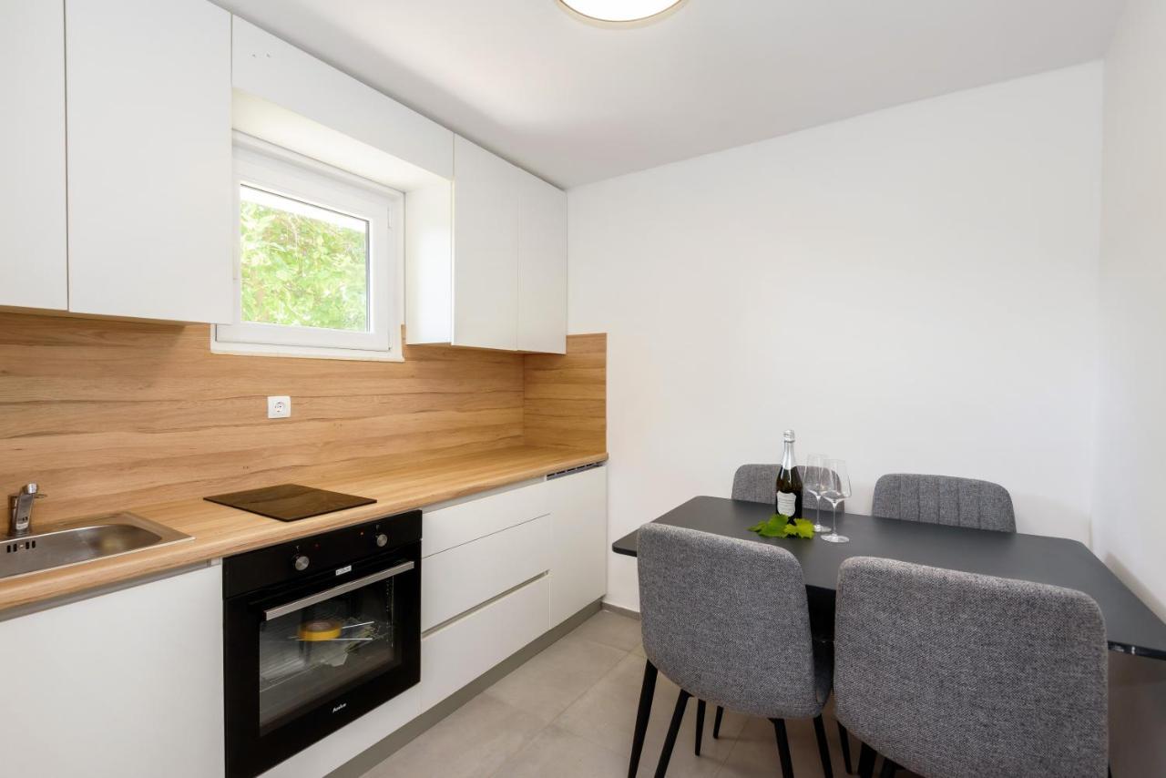 Family House Grey Daire Duboka Dış mekan fotoğraf