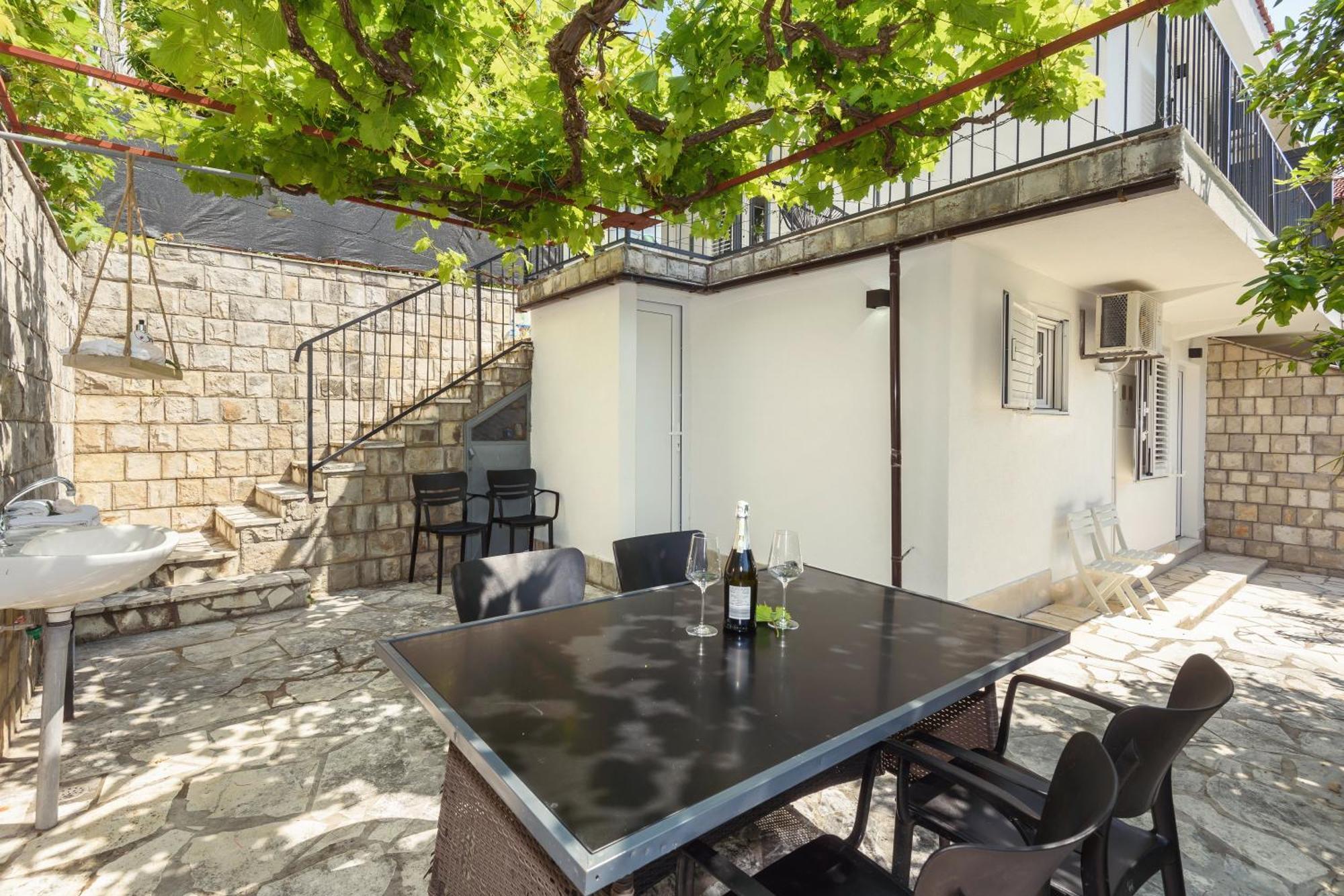 Family House Grey Daire Duboka Dış mekan fotoğraf